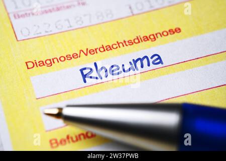 FOTOMONTAGE, Ärztlicher Überweisungsschein mit diagnosticare Rheuma Foto Stock