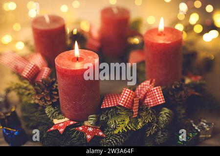 Adventskranz mit zwei brennenden Kerzen Foto Stock