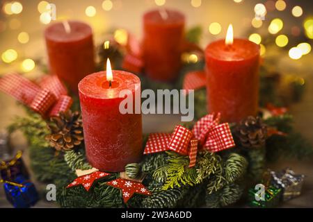 Adventskranz mit zwei brennenden Kerzen Foto Stock