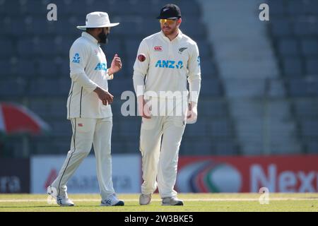 New Zealand test cricket spine bowlerGlenn Phillips (R) e Ajaz Patel (L) durante il primo test Day Four del Bangladesh-nuova Zelanda a Sylhet Internation Foto Stock