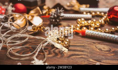 Composizione delle vacanze natalizie su sfondo di legno scuro con spazio per la copia del testo. Concetto di vacanza. Supporti misti Foto Stock