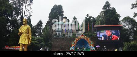 Darjeeling, Bengala Occidentale, India - 25 giugno 2023: Strada del centro commerciale Drjeeling, luogo popolare e famoso dove rilassarsi e fare shopping alla stazione di darjeeling Hill Foto Stock