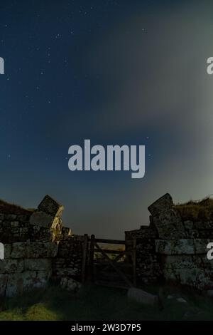 Il Vallo di Adriano - il cancello nord illuminato dalla luna del Milecastle 37 a Housesteads - sotto un cielo stellato notturno con il Plough prominente, Northumberland, Regno Unito Foto Stock