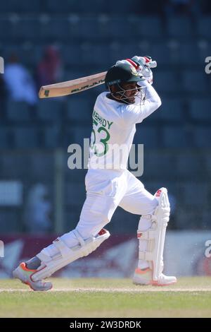 Il bengalese Mehidy Hasan Miraz batte durante il primo test del Bangladesh-nuova Zelanda al Sylhet International Cricket Stadium, Lakkatura, Bangl Foto Stock