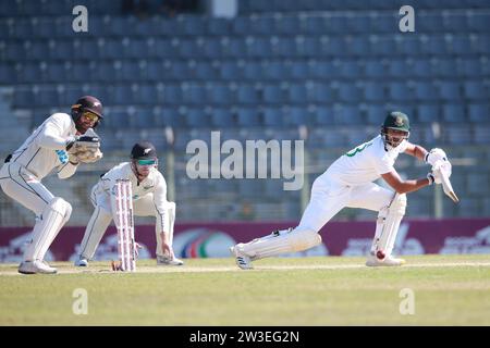 Bengalese batter Nayeem Hasan batte durante il primo test del Bangladesh-nuova Zelanda il quarto giorno al Sylhet International Cricket Stadium, Lakkatura, Bangladesh, Foto Stock