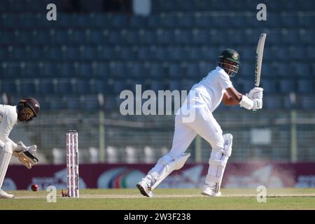 Bengalese batter Nayeem Hasan batte durante il primo test del Bangladesh-nuova Zelanda il quarto giorno al Sylhet International Cricket Stadium, Lakkatura, Bangladesh, Foto Stock