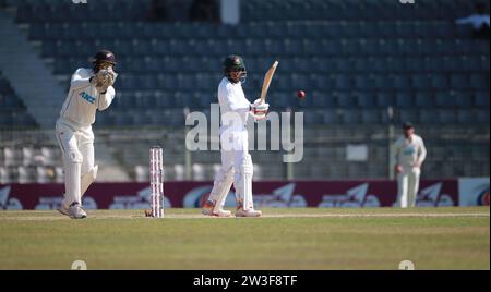 Il bengalese Mehidy Hasan Miraz batte durante il primo test del Bangladesh-nuova Zelanda al Sylhet International Cricket Stadium, Lakkatura, Bangl Foto Stock