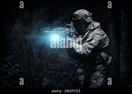 Ritratto di un commando nella foresta. Il concetto di operazioni militari, conflitti internazionali, forze speciali. Supporti misti Foto Stock