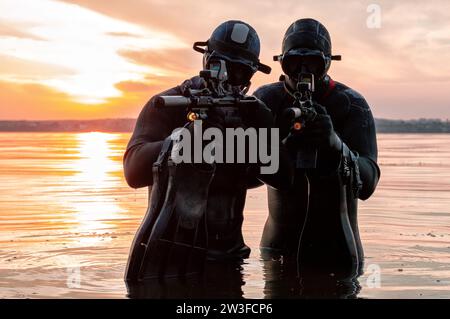 Una squadra di combattenti di un'unità speciale si sposta sull'acqua per completare il compito. Il concetto di instabilità, operazioni militari, guerra fredda. Supporti misti Foto Stock