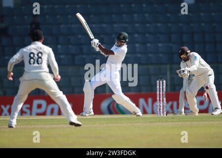 Bangladeshi batter Shariful Islam batte durante il primo test del Bangladesh-nuova Zelanda Day Four al Sylhet International Cricket Stadium, Lakkatura, Bangladesh Foto Stock