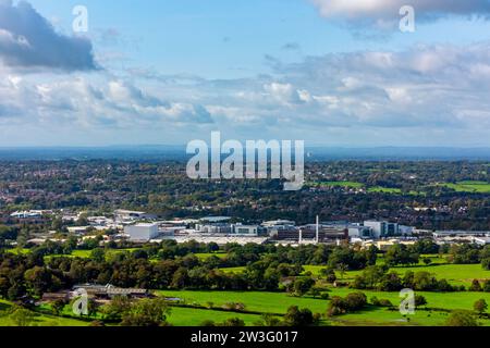 Vista dalla fabbrica Astra Zeneca di Macclesfield, Cheshire, Inghilterra, Regno Unito, con la Cheshire Plain e la Jodrell Bank visibili in lontananza. Foto Stock
