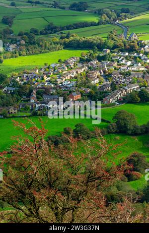 Vista delle case a Rainow, un piccolo villaggio nel Cheshire, Inghilterra, Regno Unito, al confine occidentale del Peak District circondato da campi e terreni agricoli. Foto Stock