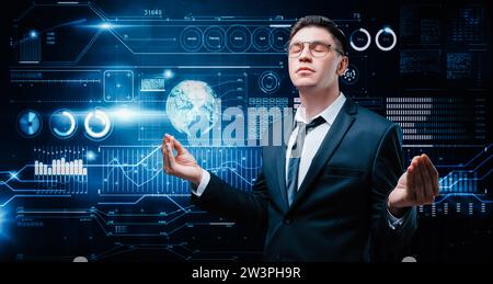 Un uomo sicuro di sé è in piedi in una tuta d'affari sullo sfondo di un ologramma di borsa. Sta meditando. Broker azionario e trader. Affari Foto Stock