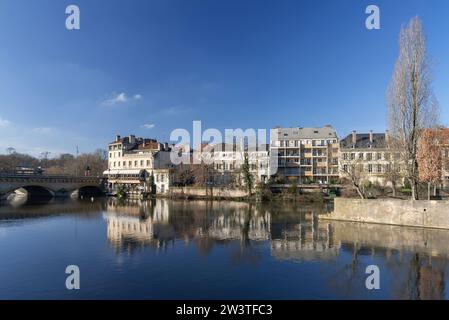 Metz, Francia - Vista sugli edifici lungo il fiume Mosella con riflessi sull'acqua, nella parte storica della città. Foto Stock