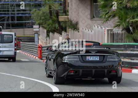 Monaco, Monaco - Black Aston Martin DBS volante che guida su strada nel tornante Fairmont. Foto Stock