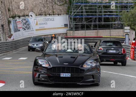 Monaco, Monaco - Black Aston Martin DBS volante che guida su strada nel tornante Fairmont. Foto Stock