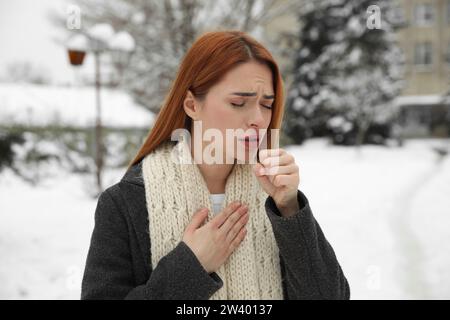 Bella giovane donna che tossisce all'aperto. Sintomi del raffreddore Foto Stock