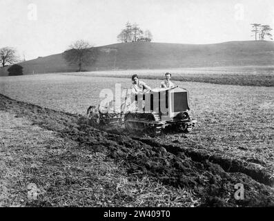 Fotografia ufficiale che mostra le contadine che arano i campi con il trattore Foto Stock