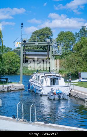 Barca che passa attraverso la chiusa di Houghton sul fiume Great Ouse, Houghton, Cambridgeshire, Regno Unito Foto Stock