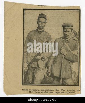 Fotografia ufficiale con la didascalia "mentre lavorava con una mitragliatrice, l'Unno con la croce rossa armlet è stato catturato." Foto Stock