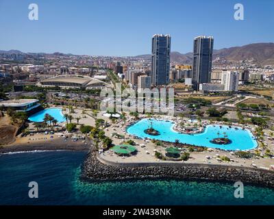 Vista aerea di Santa Cruz de Tenerife, nelle Isole Canarie, Spagna. Resort e piscine vicino all'oceano Atlantico. Famose destinazioni turistiche. Foto Stock