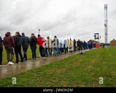 Spettatori che guardano una partita di calcio non di campionato nel 2018 Foto Stock