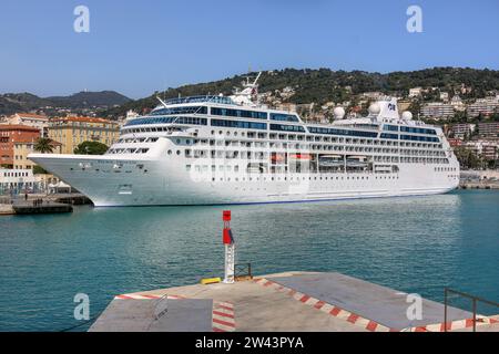 Nave da crociera Pacific Princess (ora Azamara) nel porto di Nizza, Port Lympia, Costa Azzurra, Francia, crociere nel Mediterraneo Foto Stock