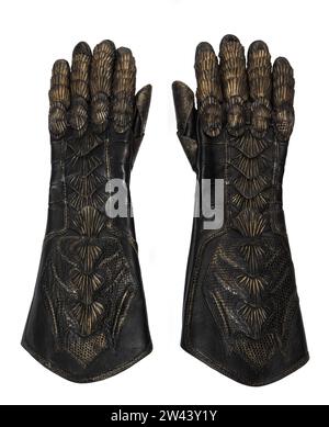 Guanti dal costume del Lord Marshal dal film "le cronache di Riddick" 2004 Foto Stock