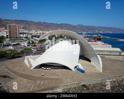 Veduta aerea dell’Auditorium di Tenerife “Adán Martín” nelle Isole Canarie, Spagna. Famosa destinazione cittadina per vacanze e vacanze. Foto Stock