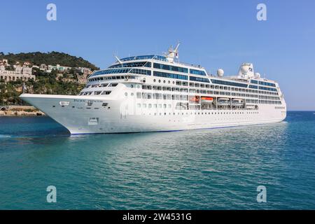 Nave da crociera Pacific Princess (ora Azamara) nel porto di Nizza, Port Lympia, Costa Azzurra, Francia, crociere nel Mediterraneo Foto Stock