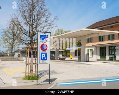 Flawil, Svizzera - 10 aprile 2023: Il traffico si calmerà sulla piazza di fronte alla stazione ferroviaria Foto Stock