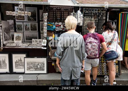 Turisti in uno stand di souvenir nel quartiere ebraico della città vecchia di Josefov, Praga, Repubblica Ceca, Europa Foto Stock