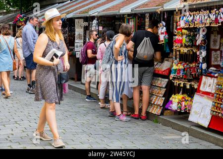 Turisti nei negozi di souvenir, commercianti via U Stary Hrbitova, Josefov, Praga, quartiere ebraico della Repubblica Ceca, città vecchia, Foto Stock