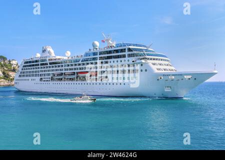 Nave da crociera Pacific Princess (ora Azamara) nel porto di Nizza, Port Lympia, Costa Azzurra, Francia, crociere nel Mediterraneo Foto Stock