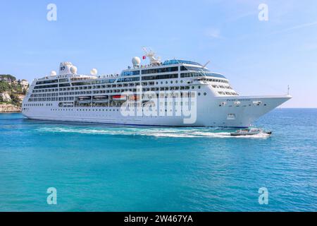 Nave da crociera Pacific Princess (ora Azamara) nel porto di Nizza, Port Lympia, Costa Azzurra, Francia, crociere nel Mediterraneo Foto Stock