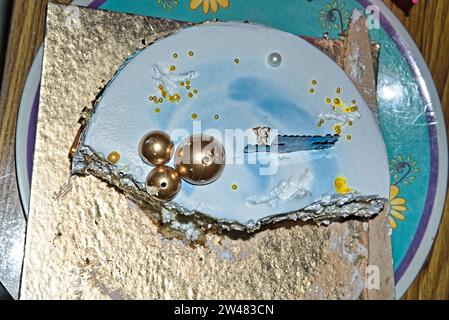 vista dall'alto di una torta di compleanno di colore bianco Foto Stock