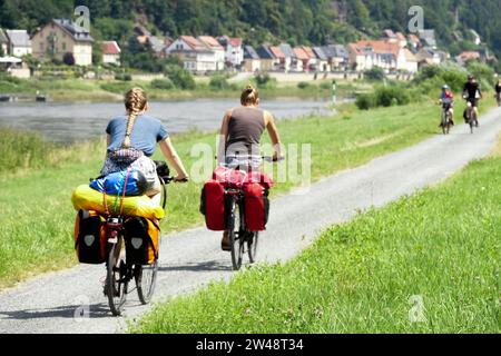 Le donne viaggiano in bicicletta sul sentiero della valle del fiume Elba Sassonia Germania in vacanza a luglio persone giovani adulti in vacanza Foto Stock
