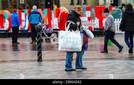 Dundee, Tayside, Scozia, Regno Unito. 21 dicembre 2023. Tempo nel Regno Unito: In una ventosa mattinata di dicembre, la gente del posto si è recata nel centro di Dundee per acquistare regali di Natale mentre Storm Pia si avvicina a Tayside. Crediti: Dundee Photographics/Alamy Live News Foto Stock