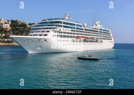 Nave da crociera Pacific Princess (ora Azamara) nel porto di Nizza, Port Lympia, Costa Azzurra, Francia, crociere nel Mediterraneo Foto Stock