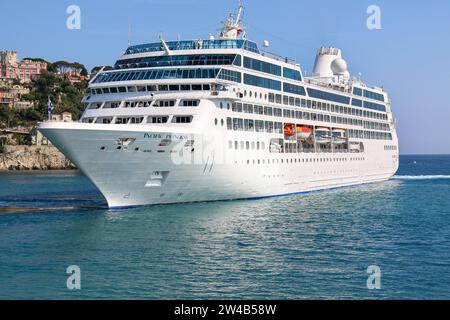 Nave da crociera Pacific Princess (ora Azamara) nel porto di Nizza, Port Lympia, Costa Azzurra, Francia, crociere nel Mediterraneo Foto Stock