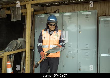 Adan Arenas Rodriguez, minatore, distribuisce utensili nel magazzino della società mineraria Ecosem, Morococha Nueva, Perù Foto Stock