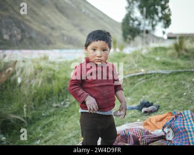 Figlio di un minatore in una miniera di caolino a cielo aperto, Pachacayo, Perù Foto Stock