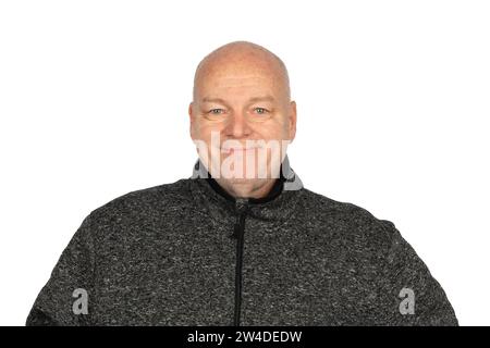 Sorridente uomo caucasico di 58 anni con maglione grigio Ritratto Foto Stock