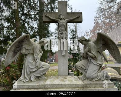 Gesù Cristo e due statue di angelo su una lapide nel cimitero pubblico Foto Stock