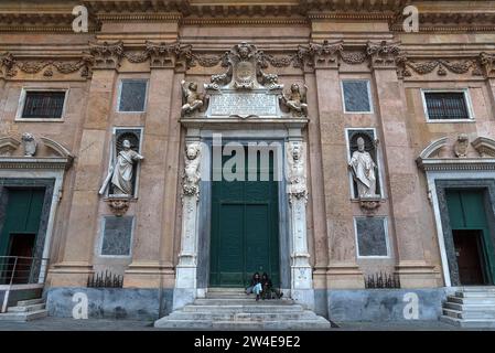 Portale principale della Chiesa Gesu, Chiesa del Gesu, costruita alla fine del XVI secolo, via di porta Soprana, 2, Genova, Italia Foto Stock