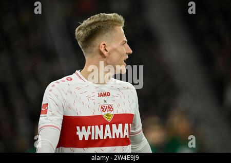 Stoccarda, Deutschland. 20 dicembre 2023. Chris Fuehrich VfB Stuttgart (27) VfB Stuttgart vs FC Augsburg LE NORMATIVE FCA 20.12.2023 DFL VIETANO L'USO DI FOTOGRAFIE COME SEQUENZE DI IMMAGINI E/O QUASI-VIDEO/dpa/Alamy Live News Foto Stock