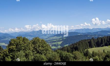 Vista dal Pfaender sul Bregenzerwald e sulle vette alpine, Pfaender, vicino a Bregenz, vista panoramica, Vorarlberg, Austria Foto Stock