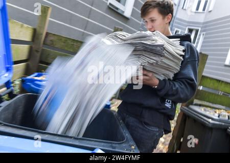 Zeitungen, Entsorgung, Altpapiertonne Foto Stock