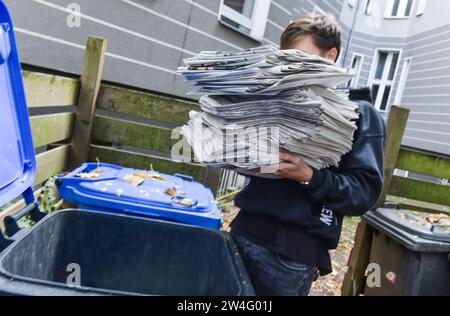 Zeitungen, Entsorgung, Altpapiertonne Foto Stock