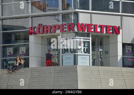 Koerperwelten-Museum, Alexanderplatz Mitte di Berlino, Deutschland / Körperwelten Foto Stock